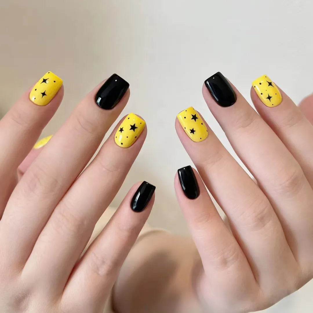Y2K Black White Star Artificial Fake Nails Full Cover Short False Nail Removable Press on Nails for Women DIY Manicure 24Pcs